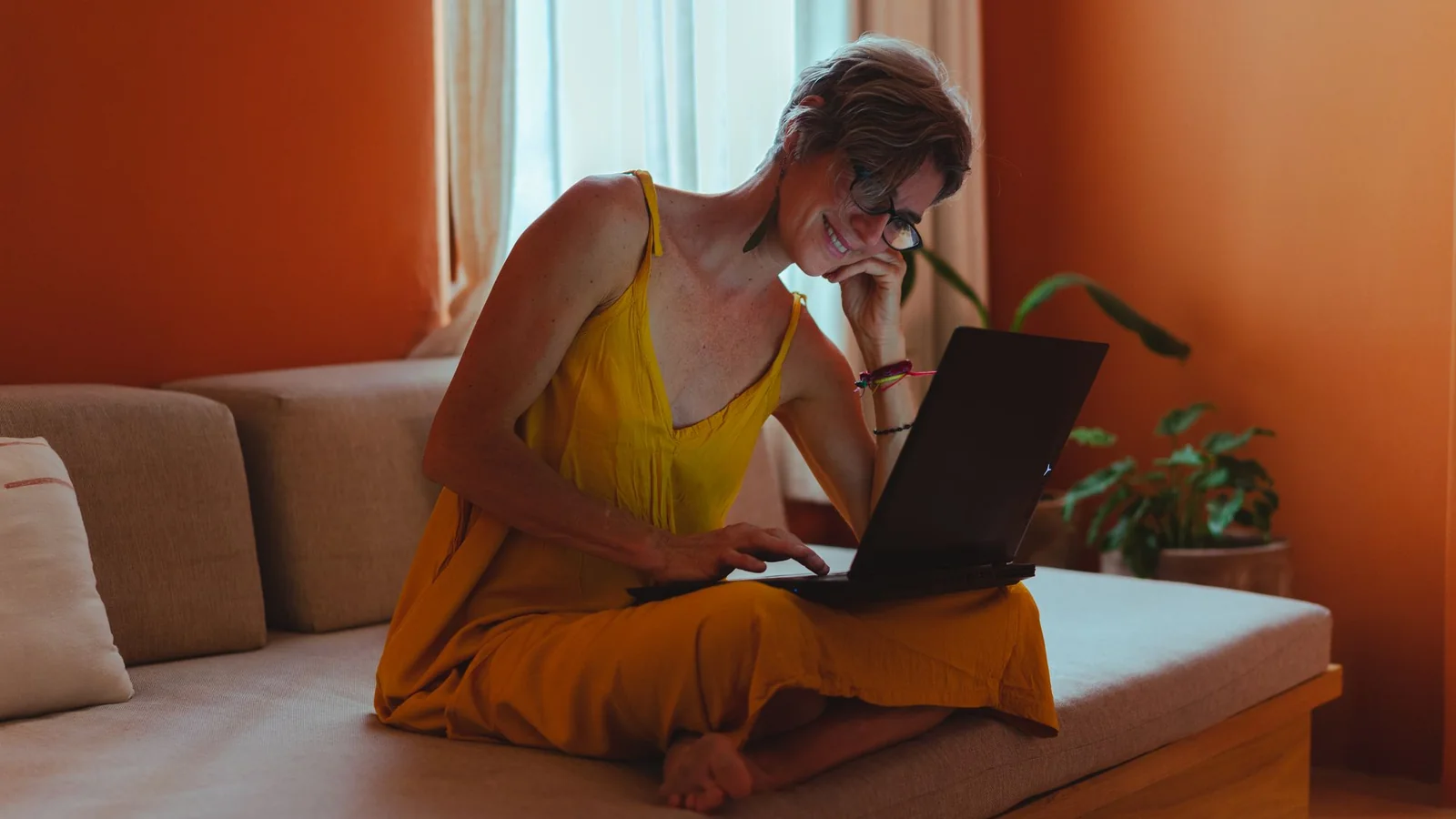 Une femme proche de la retraite utilise son ordinateur pour préparer un rendez-vous à distance