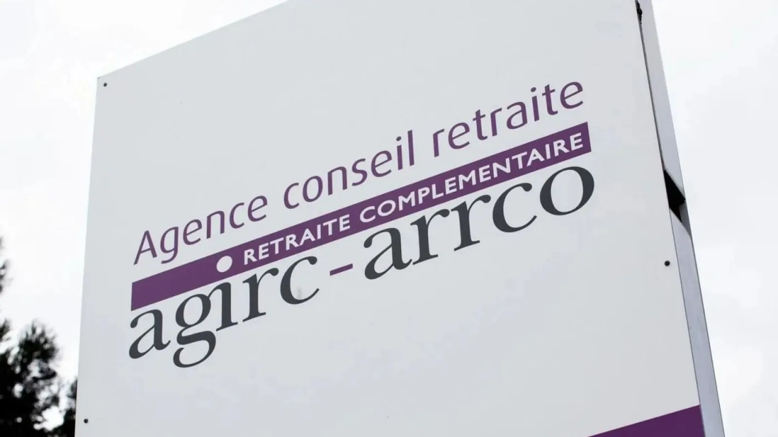 Panneau d'une agence conseil retraite Agirc-Arrco consacré à la retraite complémentaire