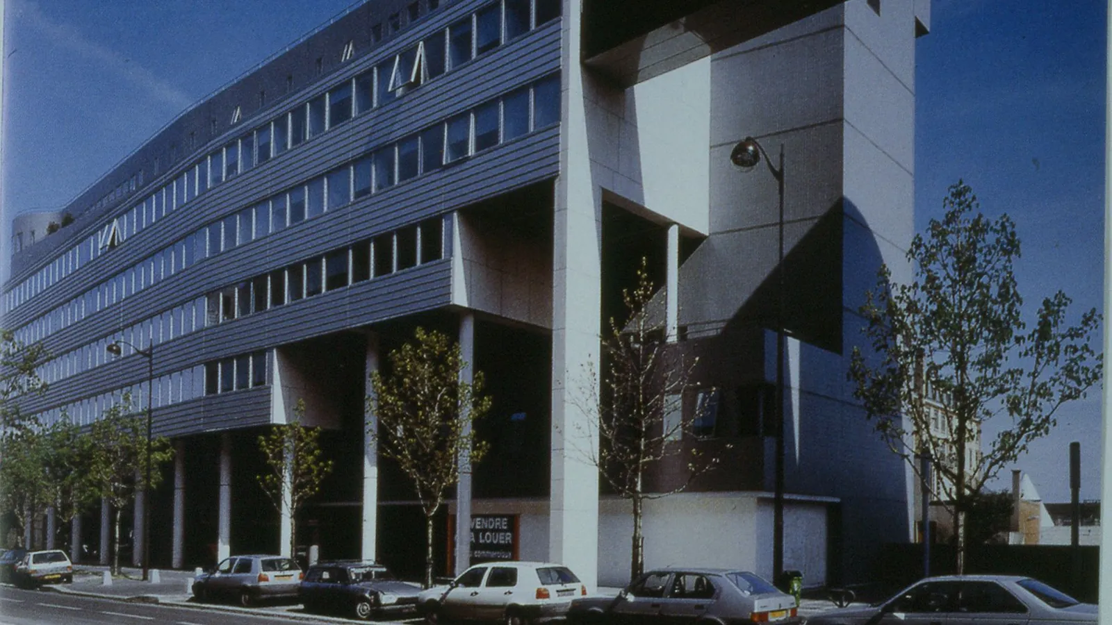 Façade latérale du ministère de l'Économie et des Finances à Bercy photographiée depuis la rue