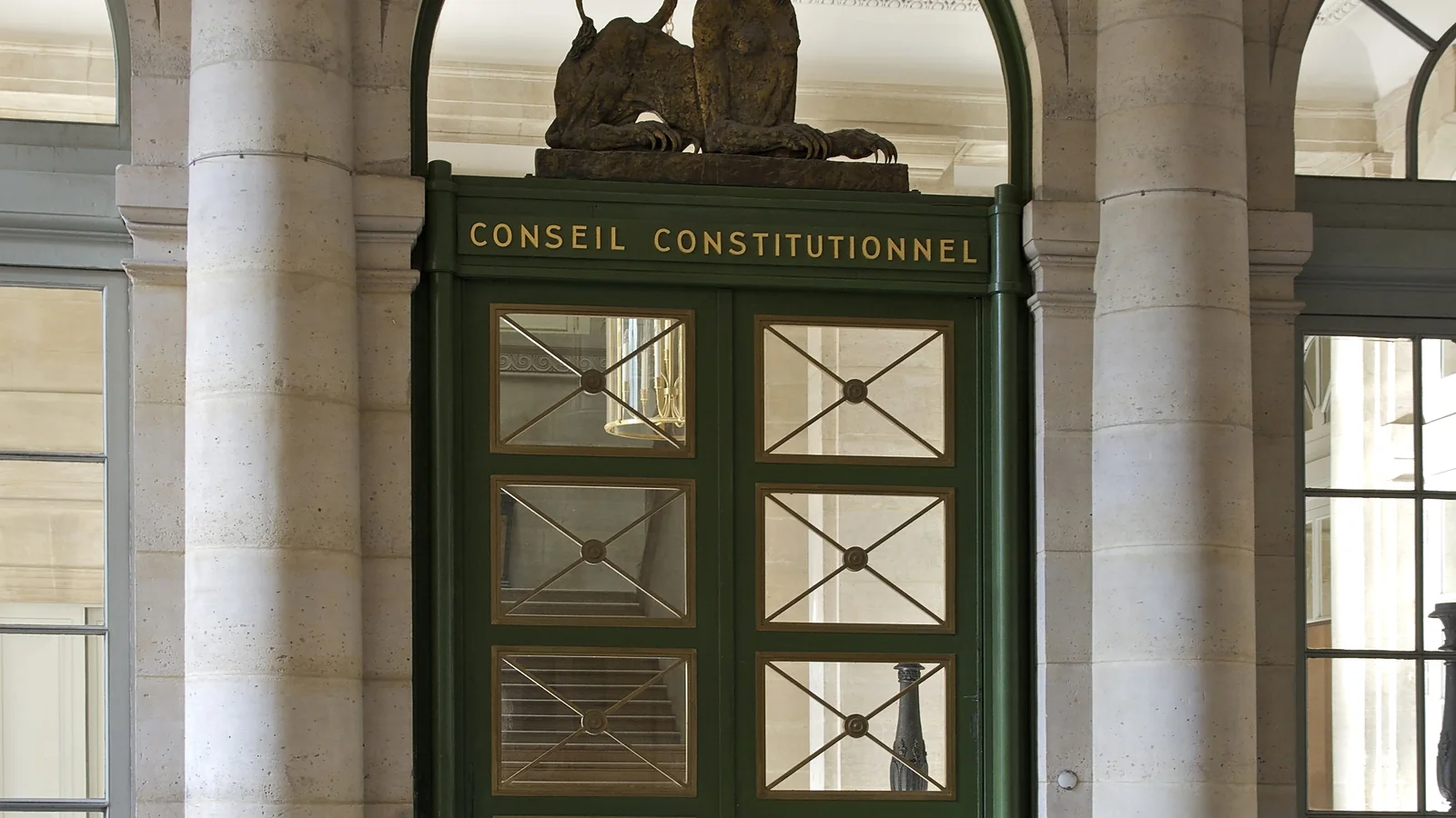 Entrée du Conseil constitutionnel au Palais-Royal à Paris, où le gel des cotisations des mutuelles a été censuré