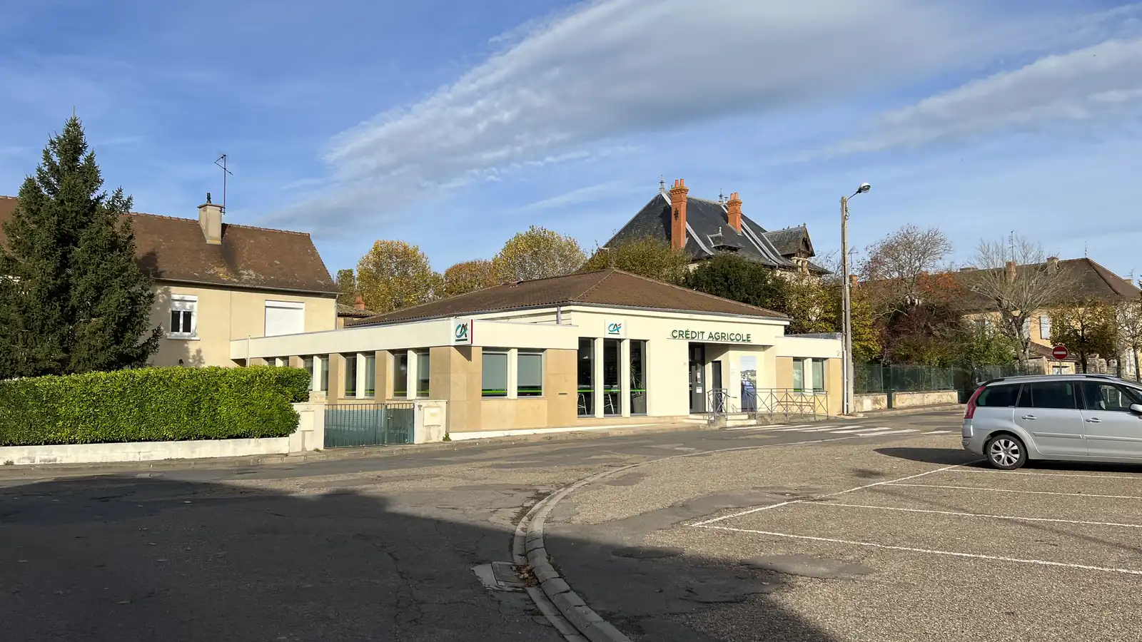 Agence du Crédit Agricole à Marcigny avec son enseigne visible depuis la rue
