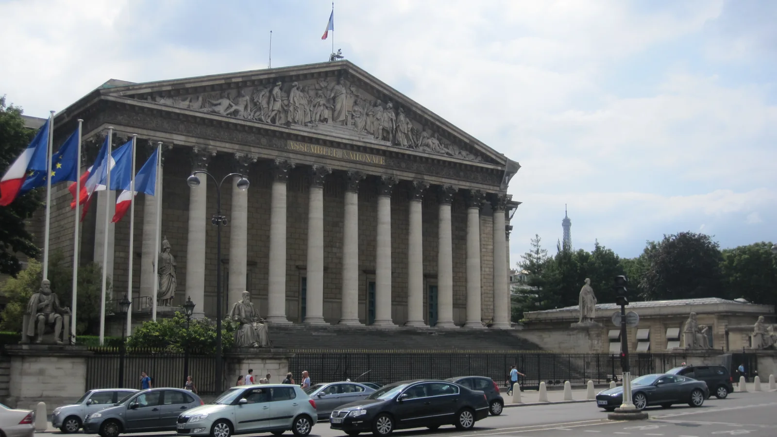 Façade du Palais Bourbon, siège de l’Assemblée nationale à Paris, vue depuis la Seine